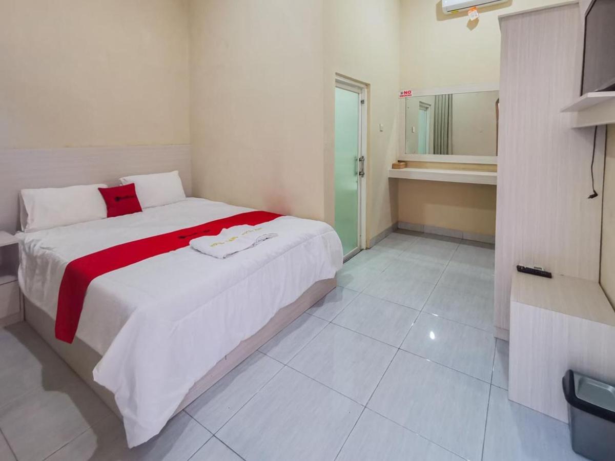 Reddoorz Near Pantai Pancer Door Pacitan Exterior foto