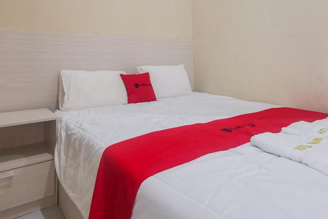 Reddoorz Near Pantai Pancer Door Pacitan Exterior foto