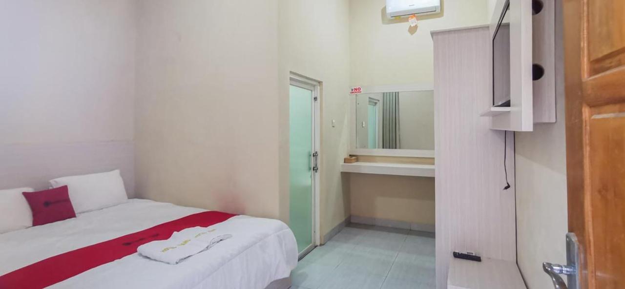 Reddoorz Near Pantai Pancer Door Pacitan Exterior foto