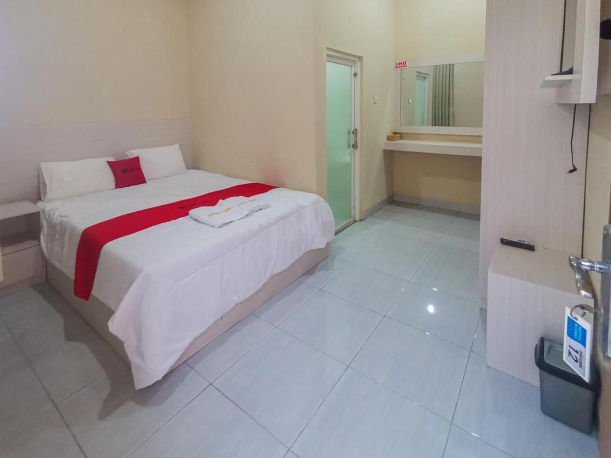 Reddoorz Near Pantai Pancer Door Pacitan Exterior foto